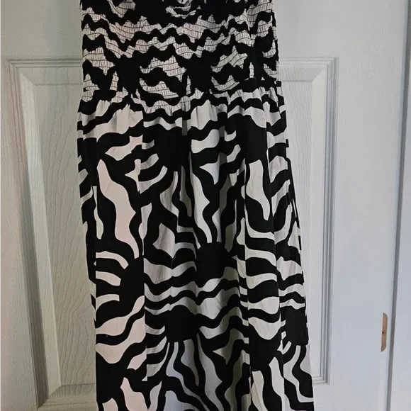 LOFT Monochrome Ruffle Sleeve Dress - Picture 2 of 3